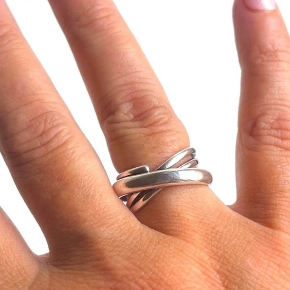 The Criss Cross Minimalist Ring adjustable in 925 silver